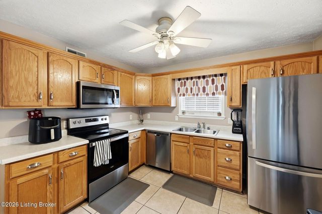 6318 Winding Stream Dr, Louisville, KY 40272