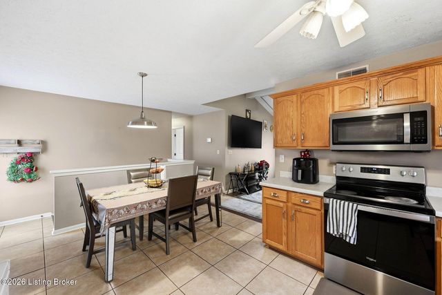 6318 Winding Stream Dr, Louisville, KY 40272