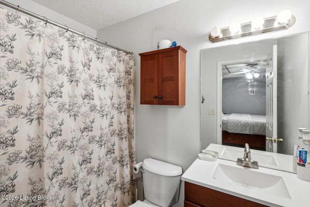 6318 Winding Stream Dr, Louisville, KY 40272