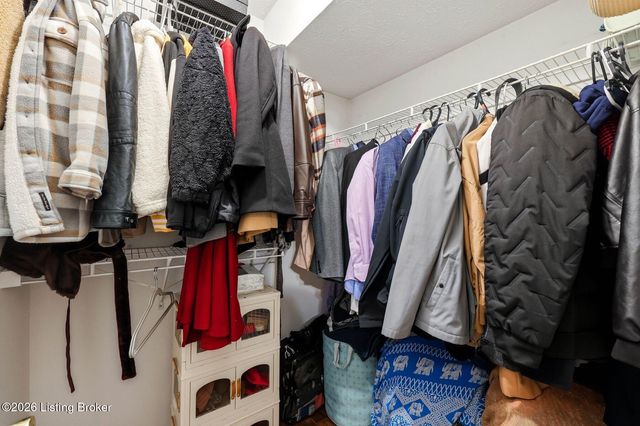 6318 Winding Stream Dr, Louisville, KY 40272