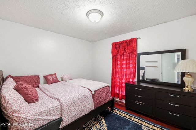 6318 Winding Stream Dr, Louisville, KY 40272