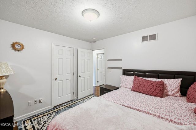 6318 Winding Stream Dr, Louisville, KY 40272