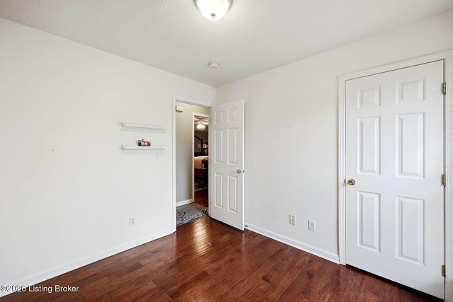 6318 Winding Stream Dr, Louisville, KY 40272