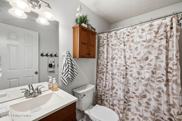 6318 Winding Stream Dr, Louisville, KY 40272