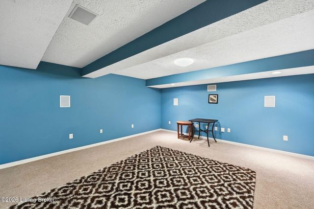 6318 Winding Stream Dr, Louisville, KY 40272