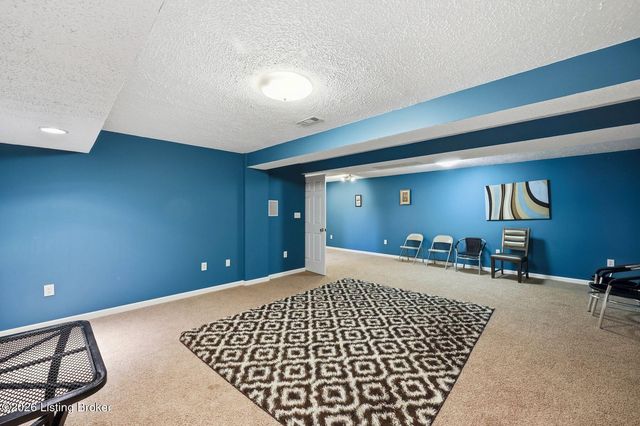 6318 Winding Stream Dr, Louisville, KY 40272