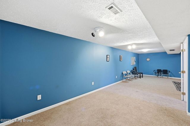 6318 Winding Stream Dr, Louisville, KY 40272