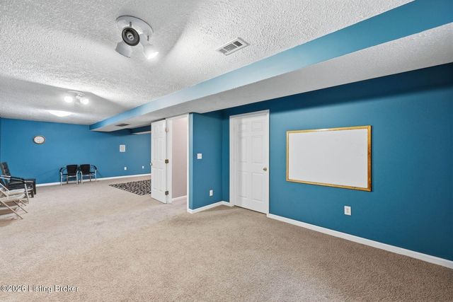 6318 Winding Stream Dr, Louisville, KY 40272