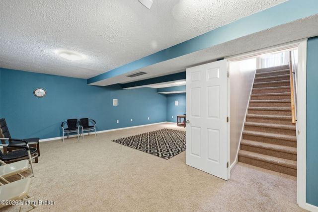 6318 Winding Stream Dr, Louisville, KY 40272