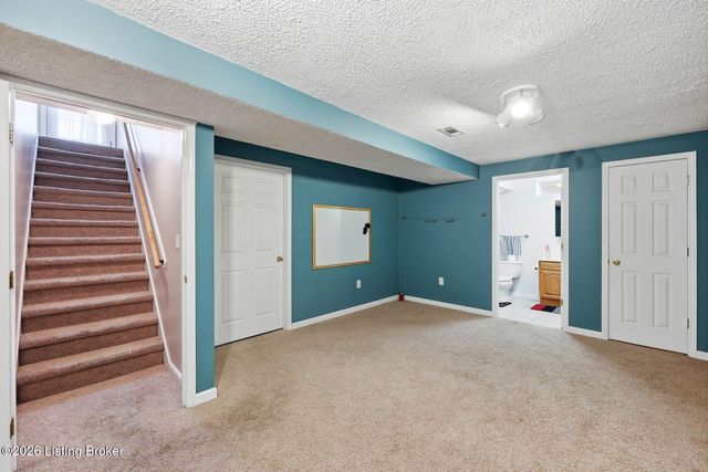 6318 Winding Stream Dr, Louisville, KY 40272