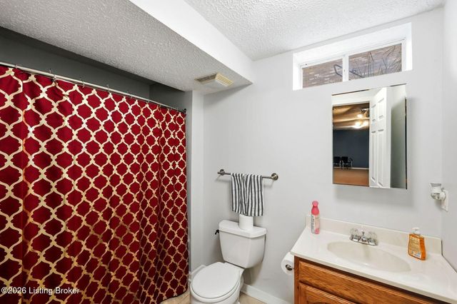 6318 Winding Stream Dr, Louisville, KY 40272