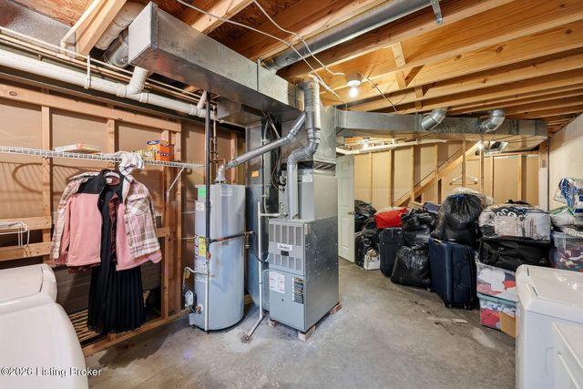 6318 Winding Stream Dr, Louisville, KY 40272