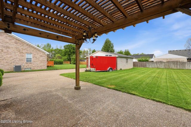 6318 Winding Stream Dr, Louisville, KY 40272