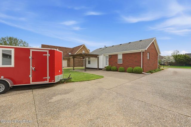 6318 Winding Stream Dr, Louisville, KY 40272