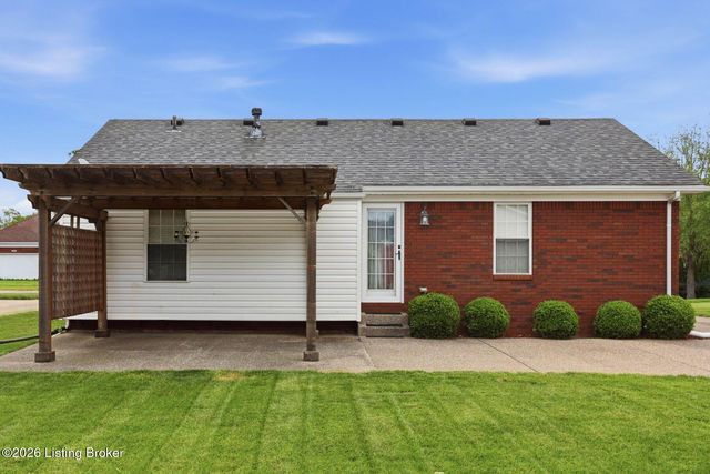 6318 Winding Stream Dr, Louisville, KY 40272