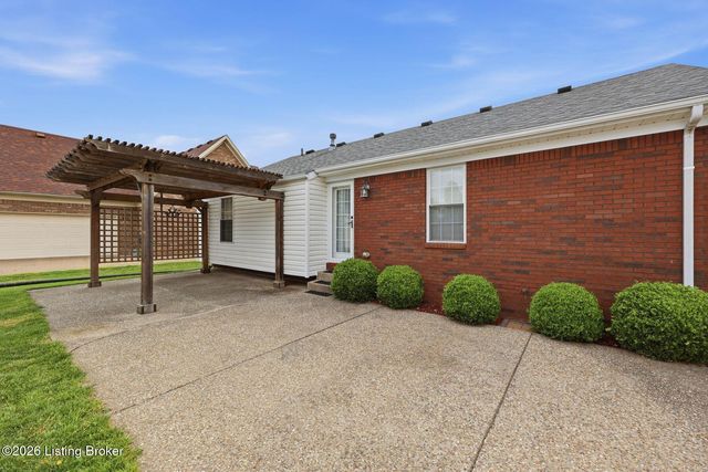 6318 Winding Stream Dr, Louisville, KY 40272