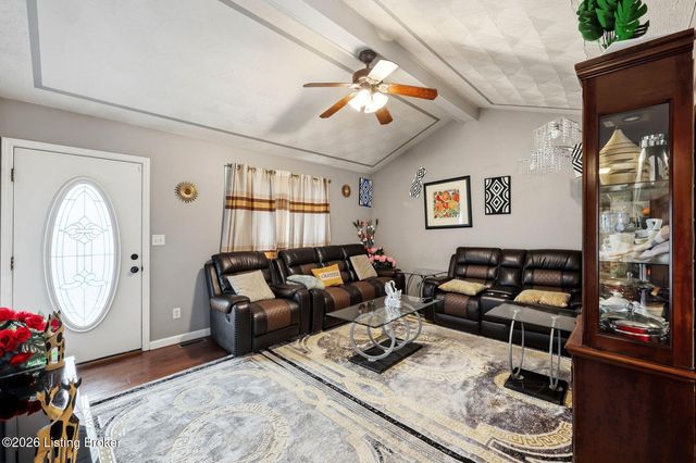 6318 Winding Stream Dr, Louisville, KY 40272