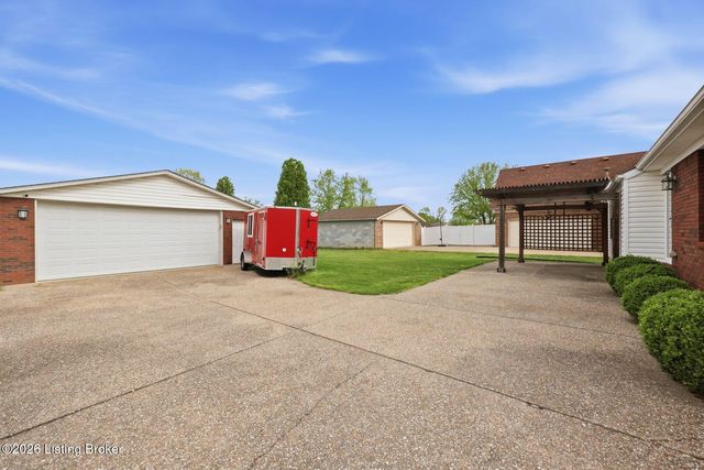 6318 Winding Stream Dr, Louisville, KY 40272