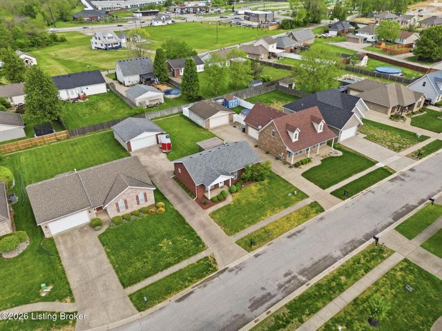 6318 Winding Stream Dr, Louisville, KY 40272