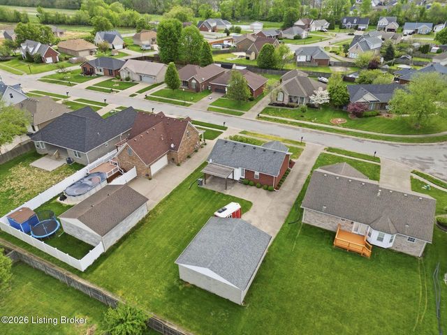6318 Winding Stream Dr, Louisville, KY 40272