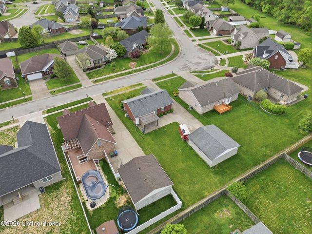 6318 Winding Stream Dr, Louisville, KY 40272