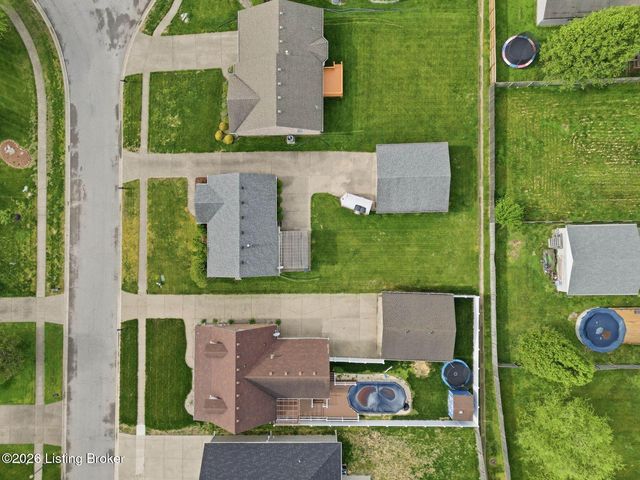 6318 Winding Stream Dr, Louisville, KY 40272