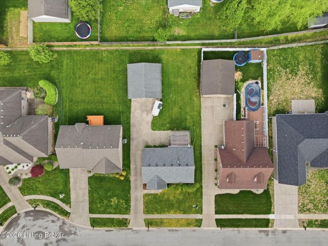 6318 Winding Stream Dr, Louisville, KY 40272