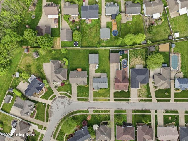 6318 Winding Stream Dr, Louisville, KY 40272