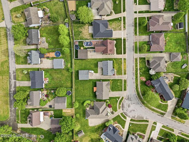 6318 Winding Stream Dr, Louisville, KY 40272