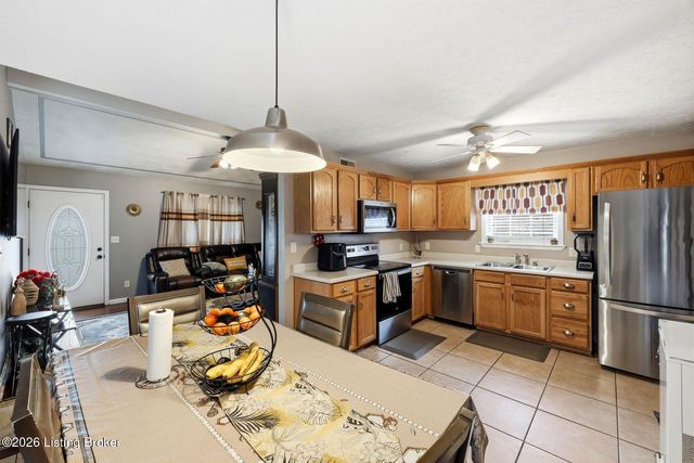 6318 Winding Stream Dr, Louisville, KY 40272