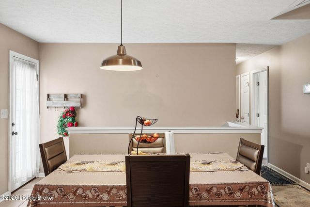 6318 Winding Stream Dr, Louisville, KY 40272