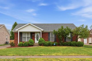 6318 Winding Stream Dr, Louisville, KY 40272
