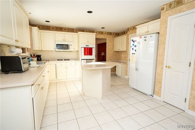 31 Azure Pine Court, Amherst, NY 14228