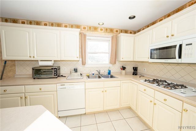 31 Azure Pine Court, Amherst, NY 14228