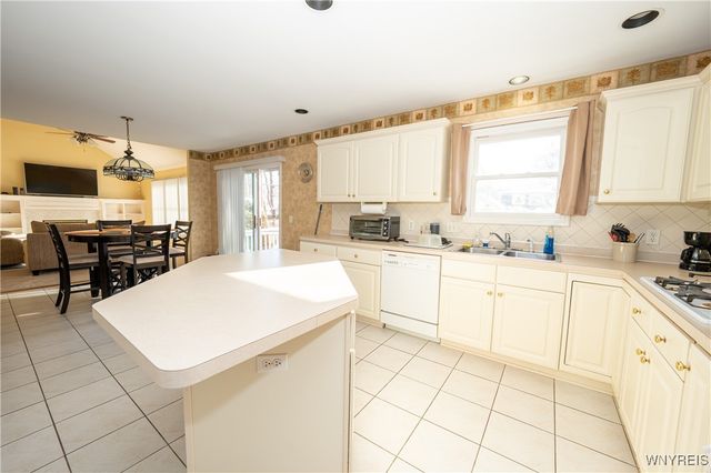 31 Azure Pine Court, Amherst, NY 14228