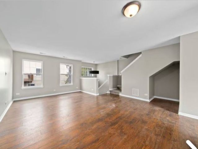 512 Lincoln Station Drive 512, Oswego, IL 60543