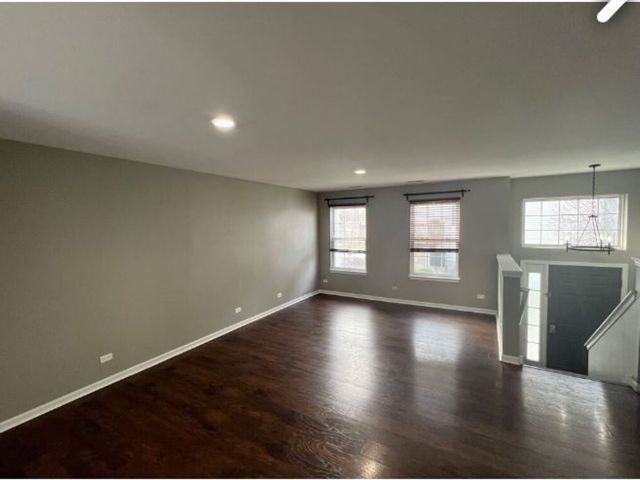 512 Lincoln Station Drive 512, Oswego, IL 60543