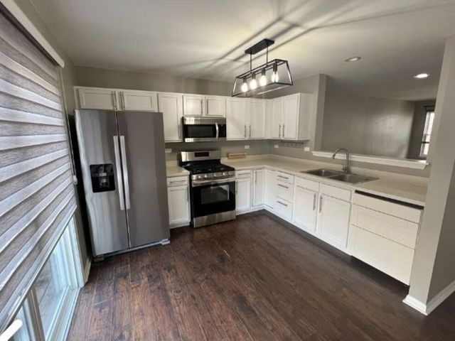 512 Lincoln Station Drive 512, Oswego, IL 60543