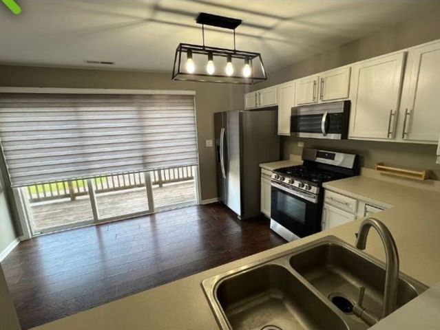 512 Lincoln Station Drive 512, Oswego, IL 60543