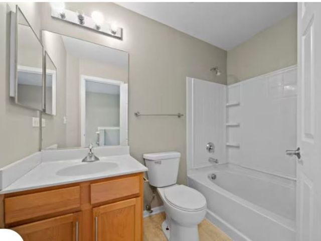 512 Lincoln Station Drive 512, Oswego, IL 60543