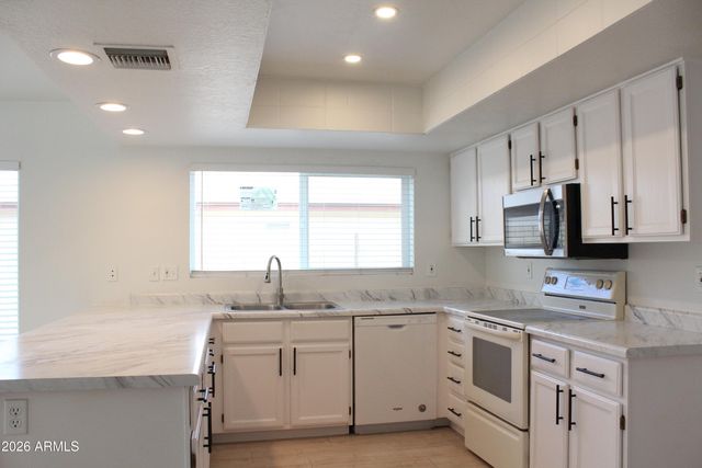 7301 W CANTERBURY Drive, Peoria, AZ 85345