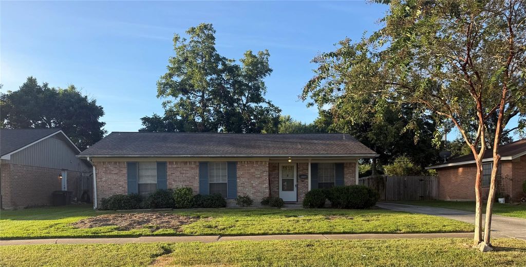 10106 Antrim Lane, La Porte, TX 77571