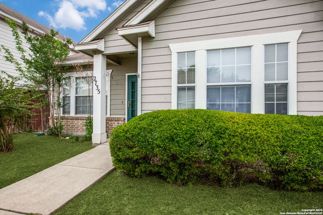 2735 CROWN HOLW, San Antonio, TX 78251