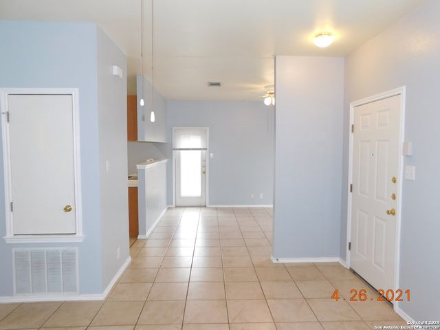 2735 CROWN HOLW, San Antonio, TX 78251