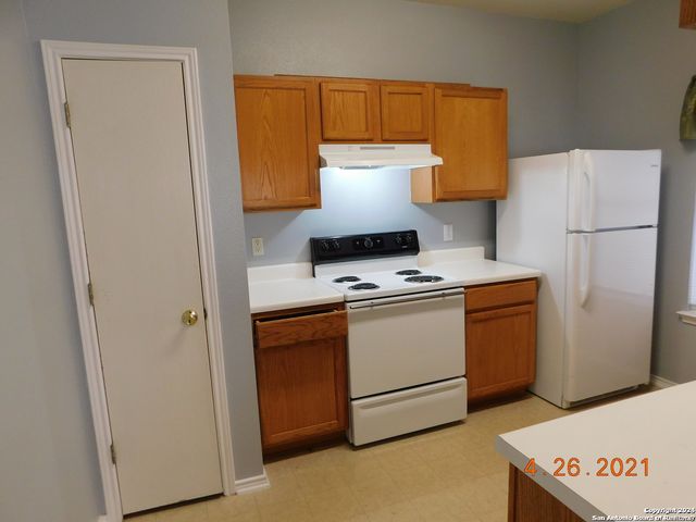 2735 CROWN HOLW, San Antonio, TX 78251