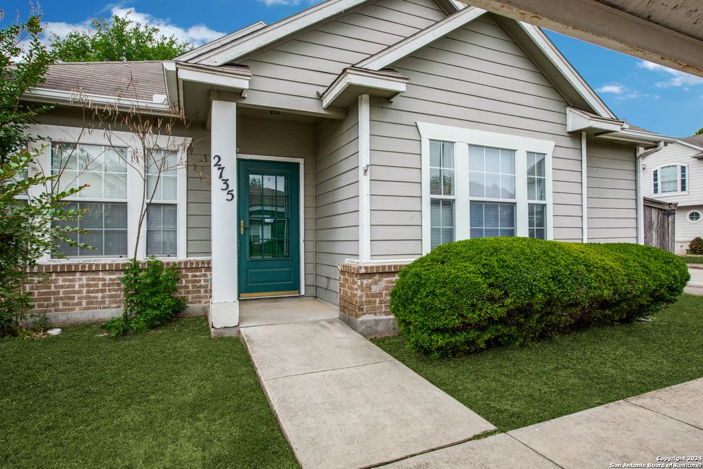 2735 CROWN HOLW, San Antonio, TX 78251