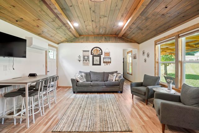 490 Rocky Point Road, Bronston, KY 42518