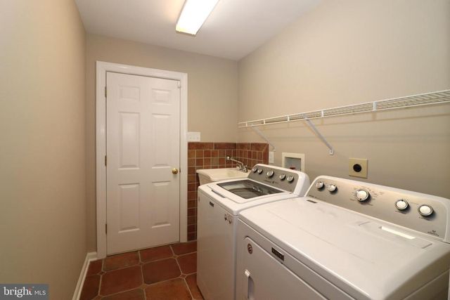 6885 WALNUT HEIGHTS DR, Warrenton, VA 20186