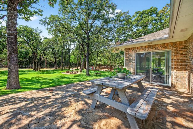 115 E Kiowa Drive, Gainesville, TX 76240