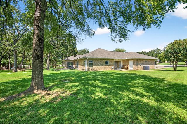 115 E Kiowa Drive, Gainesville, TX 76240